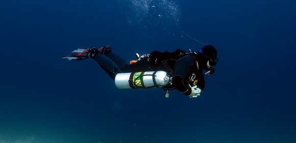 Sidemount-Taucher (c) Roman Akermann